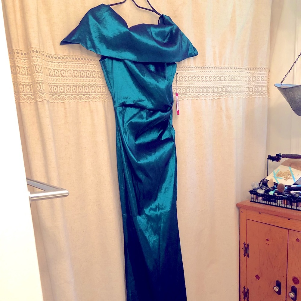 Stunning off the shoulder, mermaid skirt Vince Camuto Dress NWT 6 in Teal